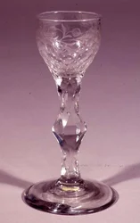 Facettiertes Weinglas mit Kelch, 1790